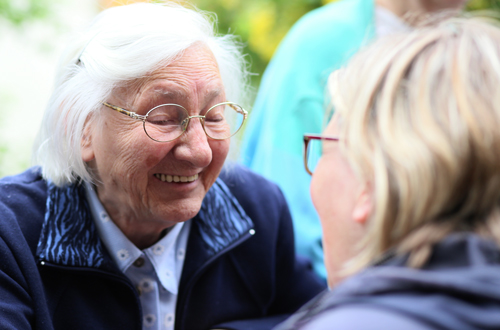 Seniorin in einer Altenhilfeeinrichtung der Caritas Paderborn.