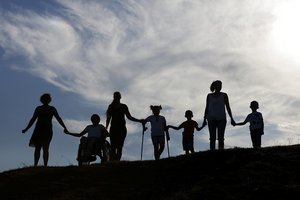 Große und kleine Leute halten sich an den Händen.